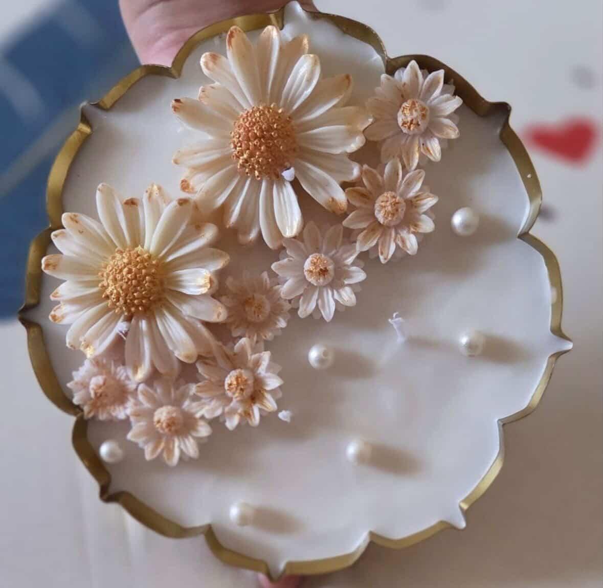 Daisy Urli Candle – Luxury Handmade Floral Candle